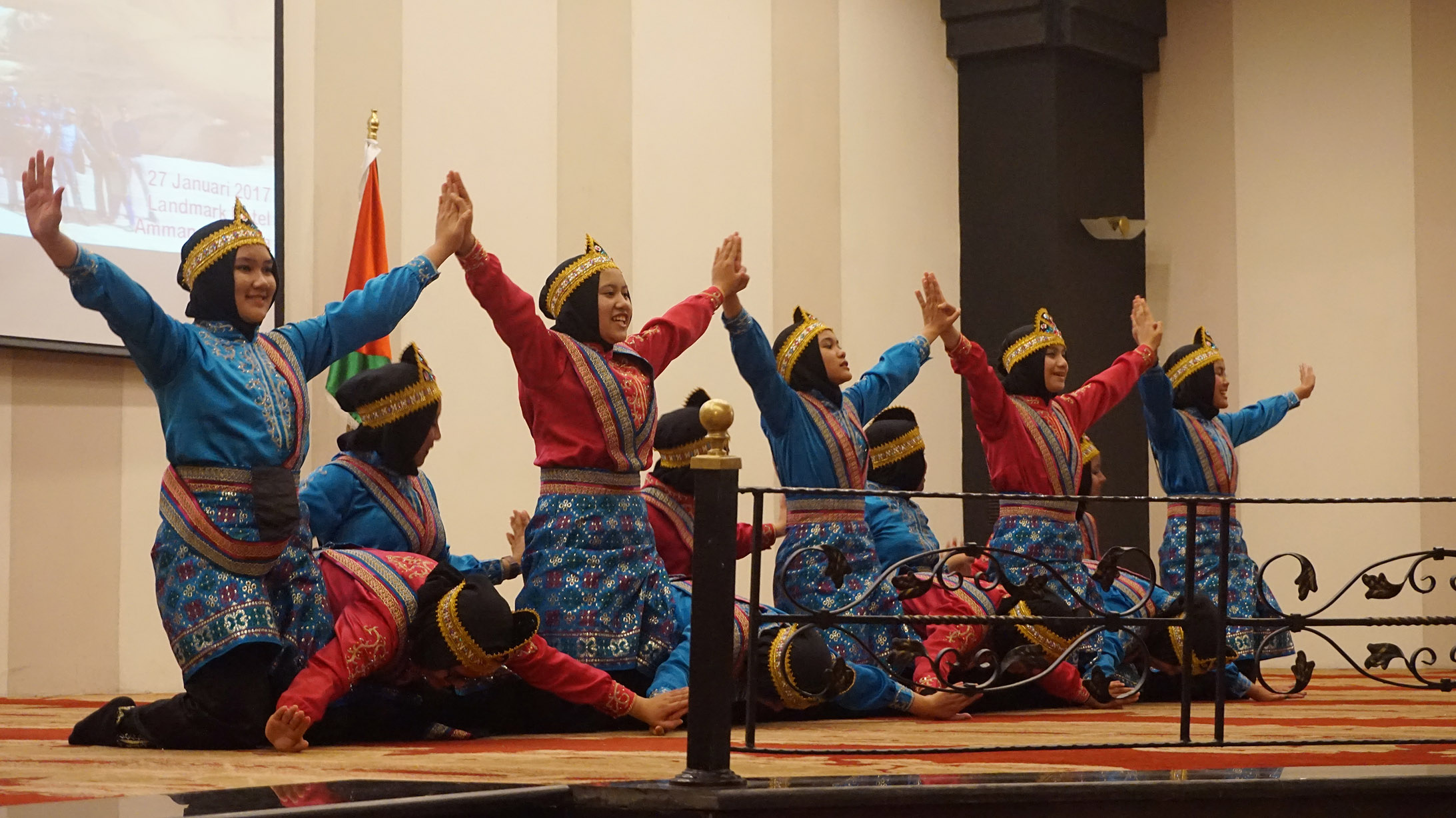 PENAMPILAN TARI SAMAN OLEH SANTRI NFBS LEMBANG PADA ACARA INDONESIAN CULTURE AND EDUCATION EXHIBITION AT PHILADELPHIA UNIVERSITY, AMMAN JORDAN